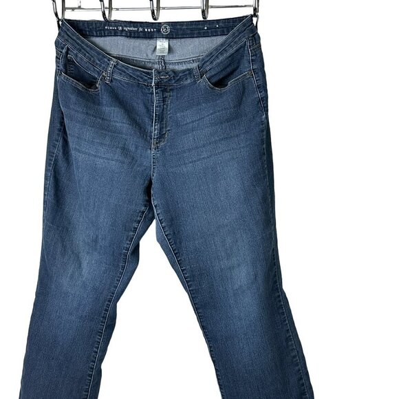 Women Signature Jeans Straight Leg Distressed Hem Size 18 Sku 1480-A18 - Picture 11 of 11